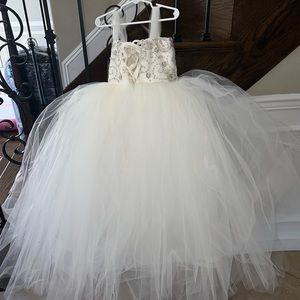 Beautiful flower girl or communion dress.  Size 6 well made,